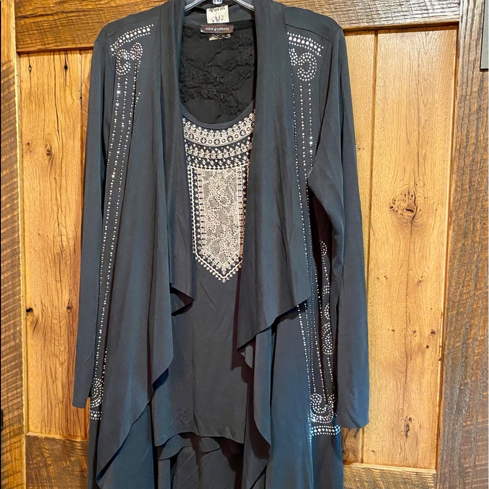 VOCAL Elegant long sleeved long jacket with matching sleeveless and lace tunic.